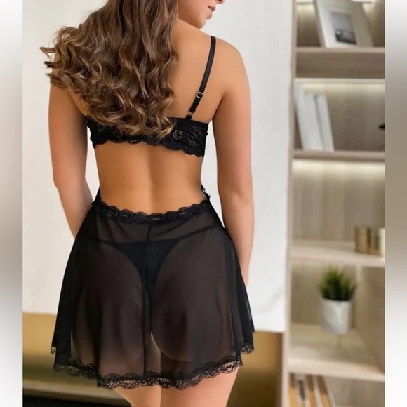 Elegant Black Lace Lingerie Set - Picture 3 of 4